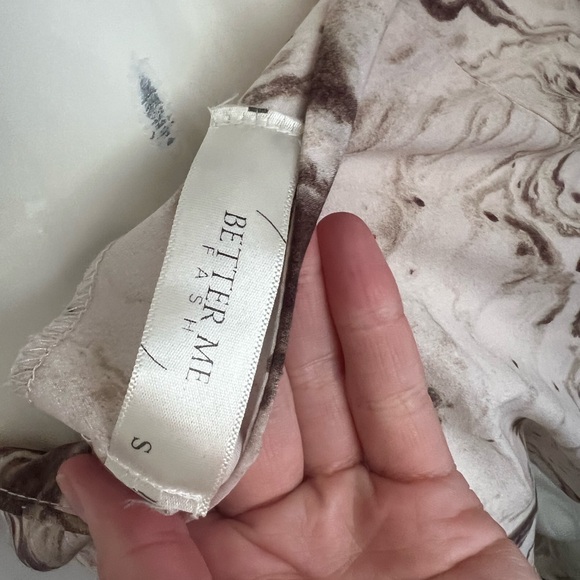 Marble Print Mini Skirt size small with side slit & Side Zipper, barely worn - Picture 9 of 9